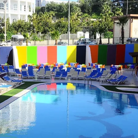 Rainbow Castle Hotell Side