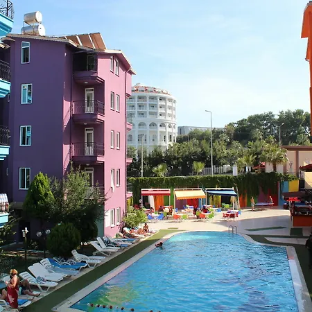 Rainbow Castle Hotell Side
